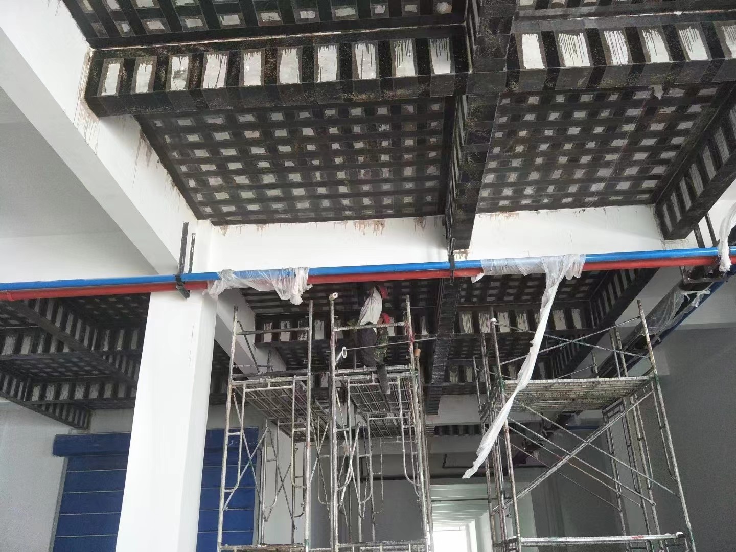 连云港一酒店梁，楼板碳纤维加固施工